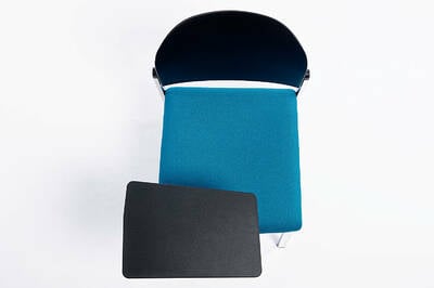 Flexibel einsetzbare Sitzpolsterstühle mit abnehmbarem Schreibbrett